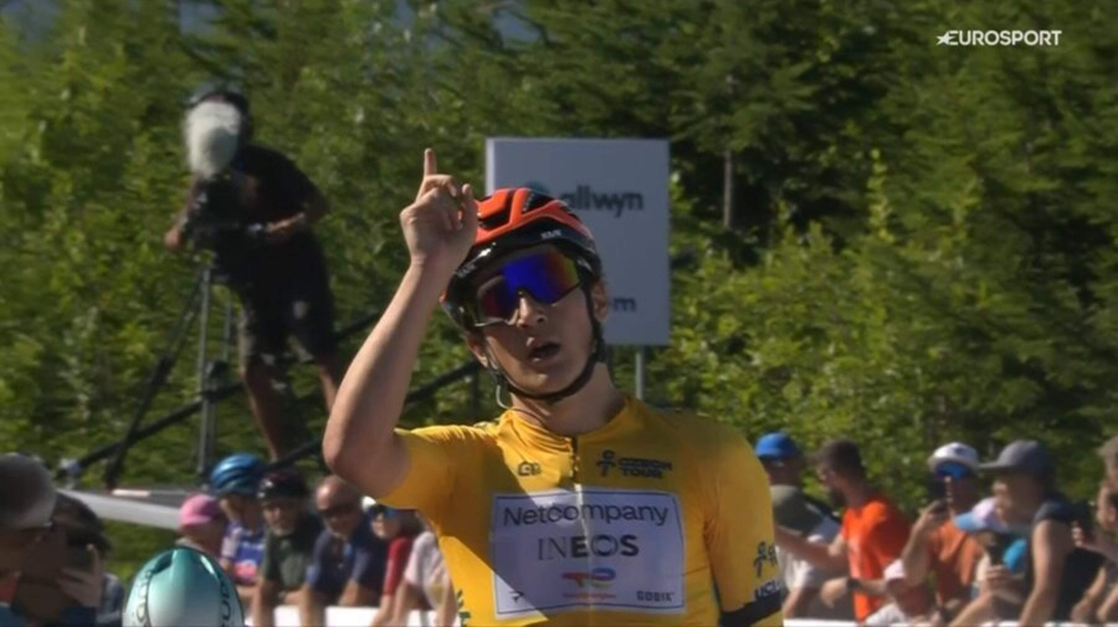 Kippenvel in Tsjechië: Andrew August wint voor teamgenoot Joshua Tarling en diens overleden broertje Finlay